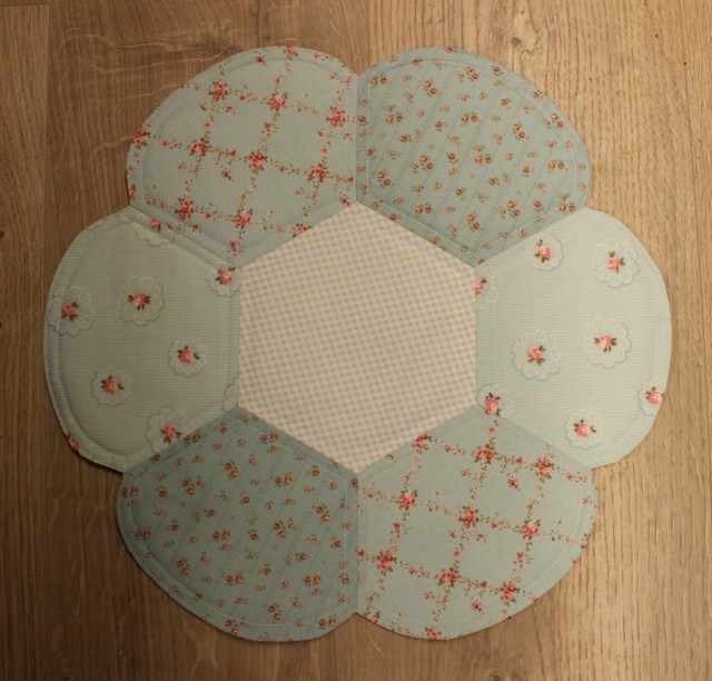 Her kan du se fremgangsmåten for å sy denne brikken: http://quiltestova.blogspot.com/